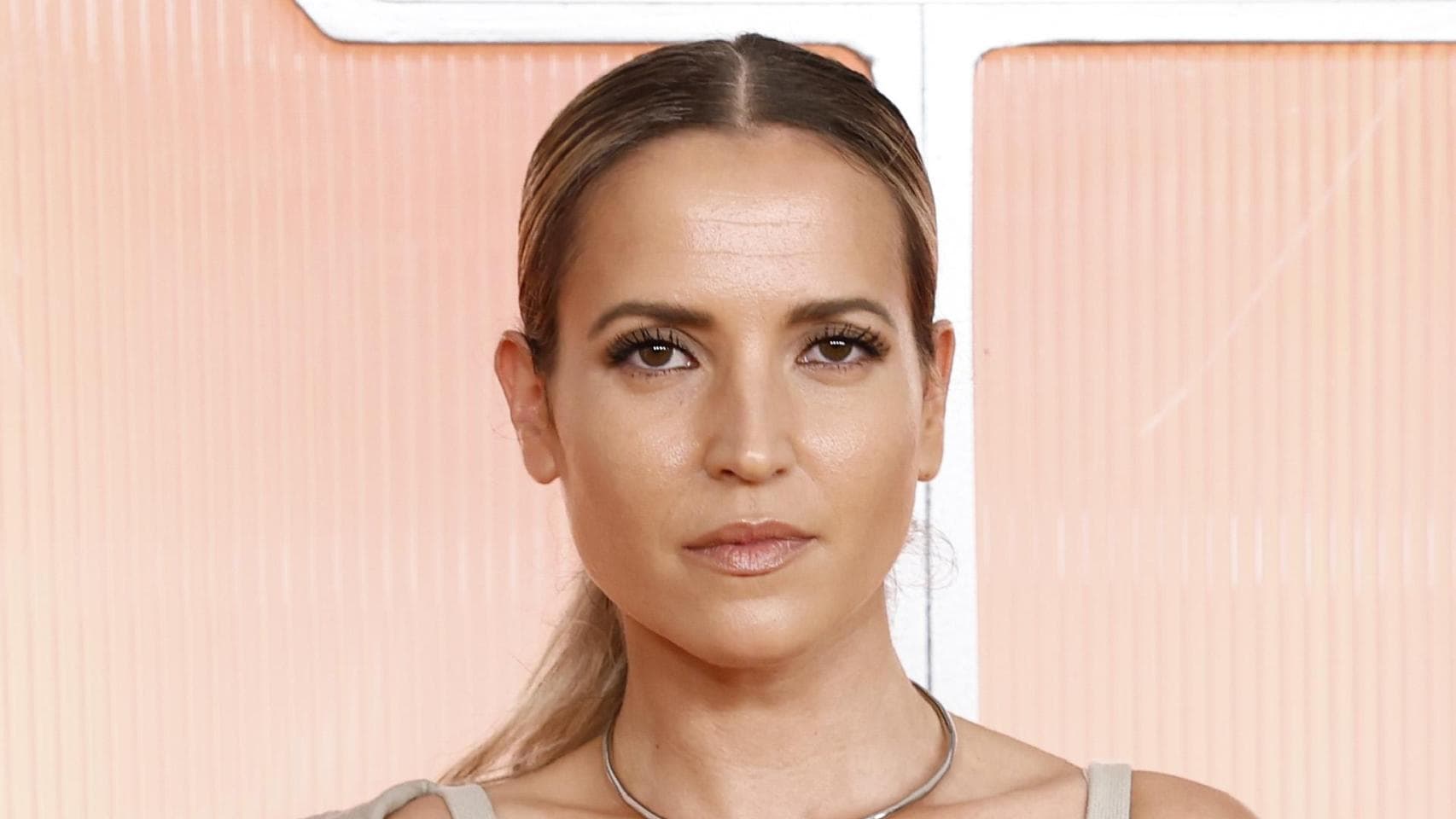 Ana Fernández presume su sofá de 3.500 euros mientras muchos no llegan a fin de mes