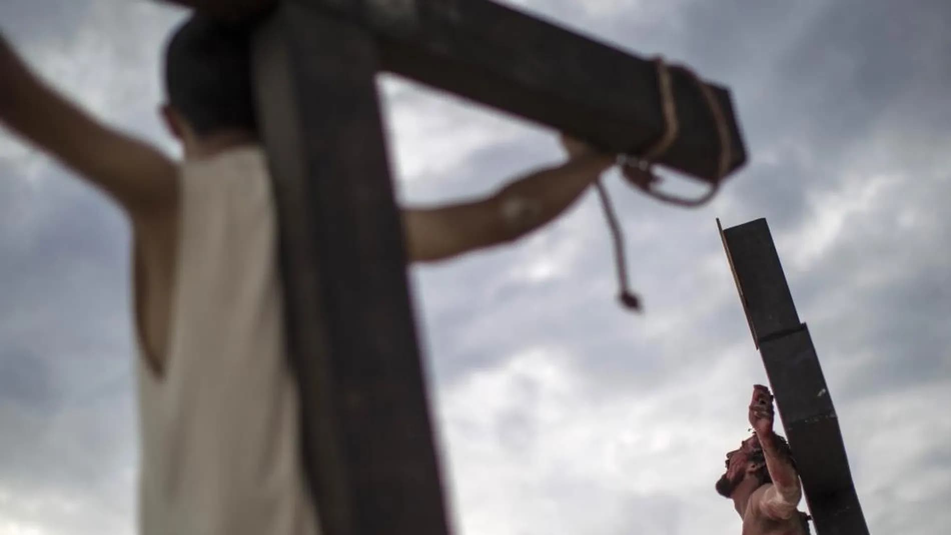 Estudio médico revela por qué Jesús murió antes en la cruz