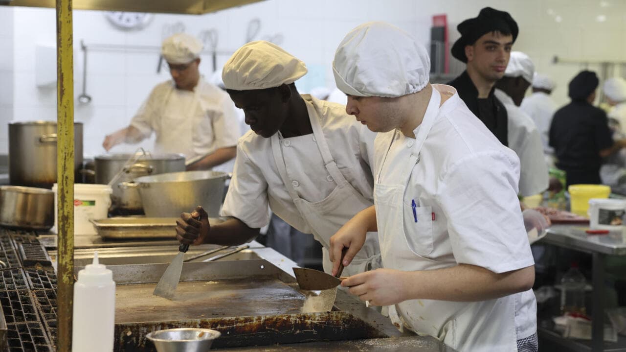 España regulariza 500.000 inmigrantes: un ejemplo de justicia