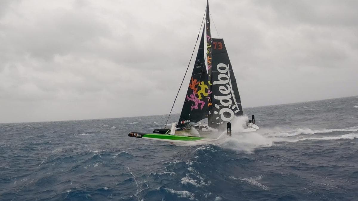 Navegantes franceses desafían tormentas brutales por récord
