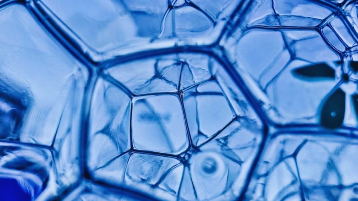 Científicos logran ver átomos de oxígeno en agua líquida