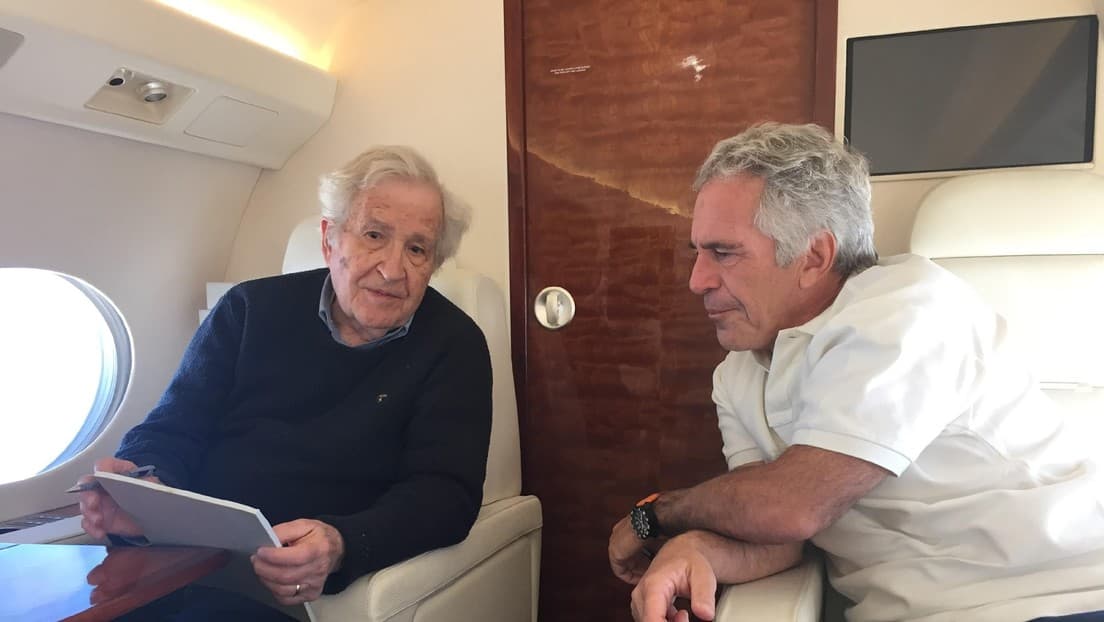 Esposa de Chomsky admite error al vincularse con Epstein