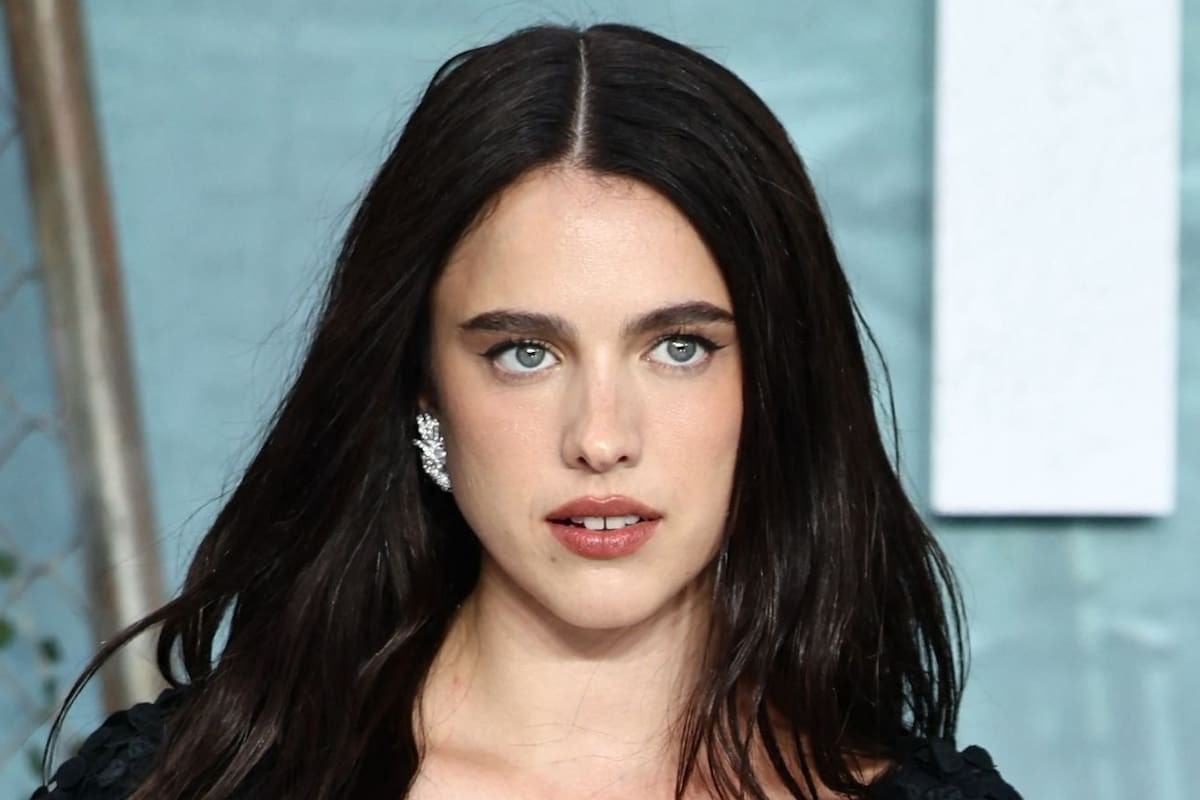 Margaret Qualley vuelve a brillar en Londres con los polémicos zapatos desnudos de Chanel