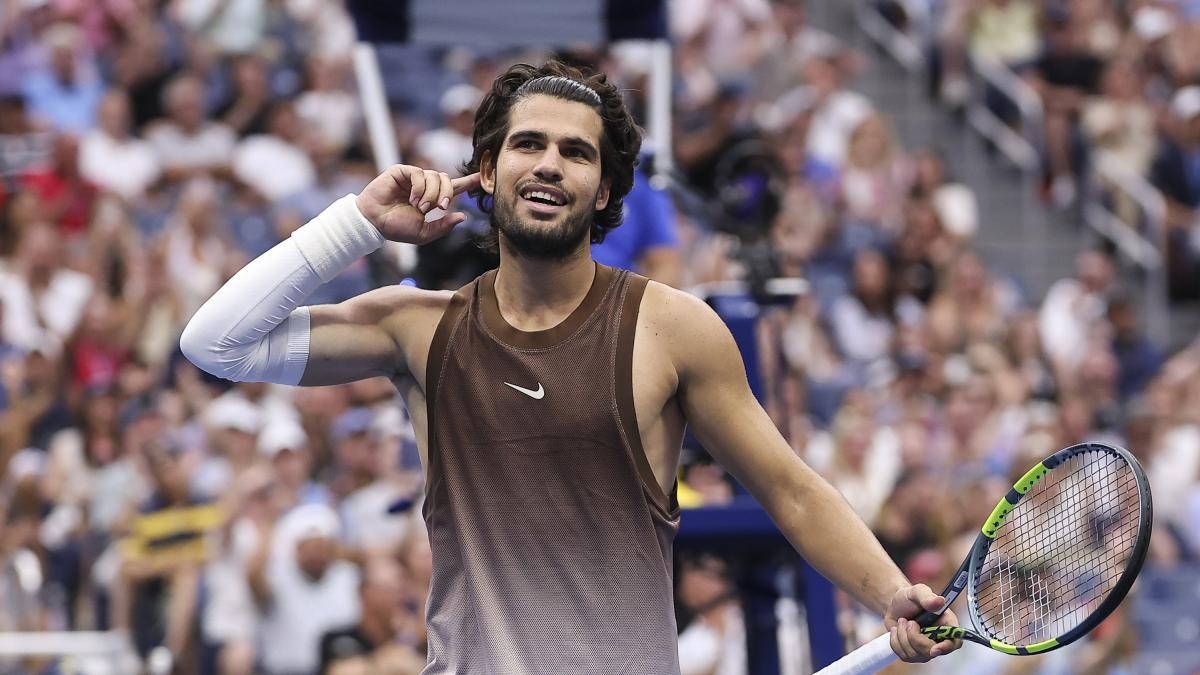 Alcaraz vuelve a sonreír en el US Open: gana en su regreso y la muñeca no le duele